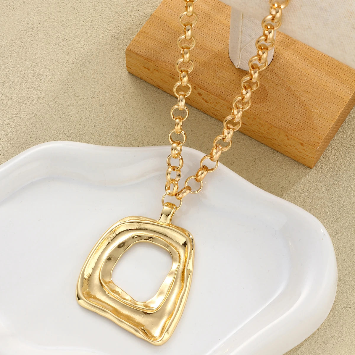 Women's Chunky Hollow Square Pendant Necklace | Gold Retro Geometry Toggle Chain