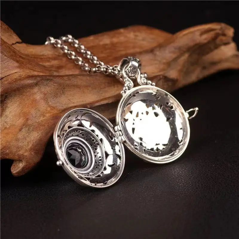 Vintage-Style Green Locket Pendant – Silver Tone