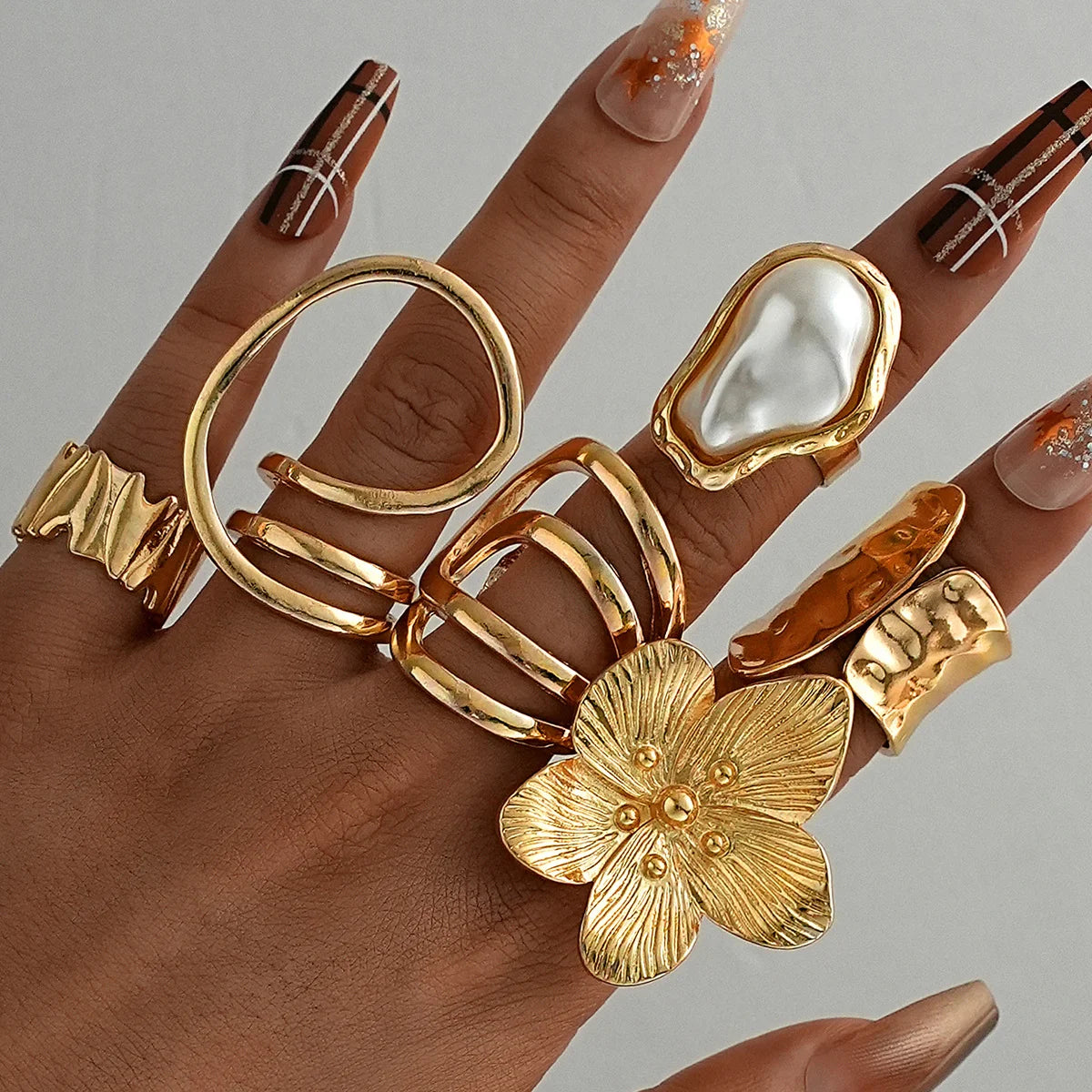 Vintage Gold Ring Set – 8-Piece Bohemian Flower, Shell & Geometric Design