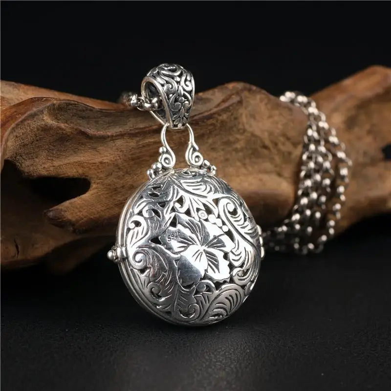 Vintage-Style Green Locket Pendant – Silver Tone
