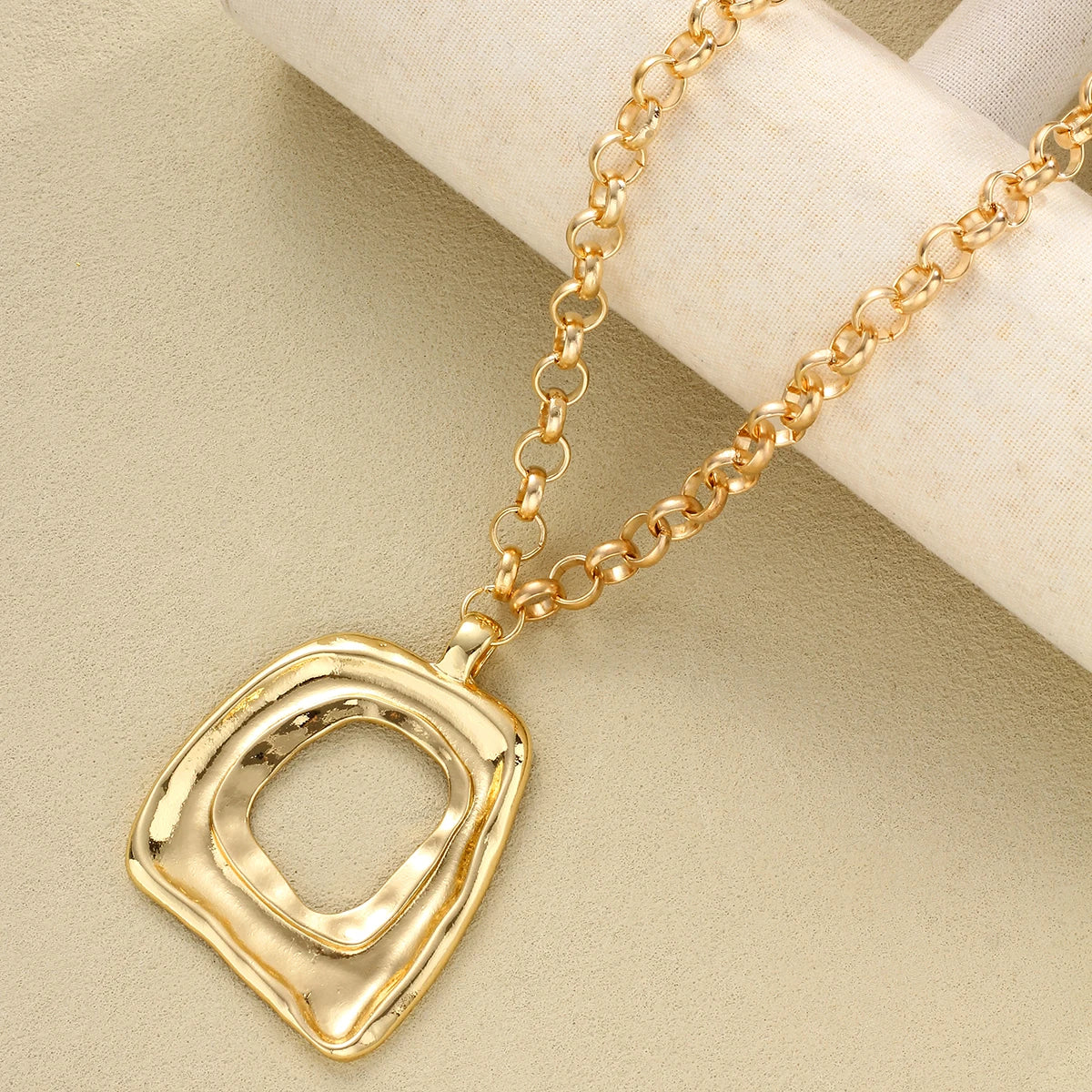 Women's Chunky Hollow Square Pendant Necklace | Gold Retro Geometry Toggle Chain