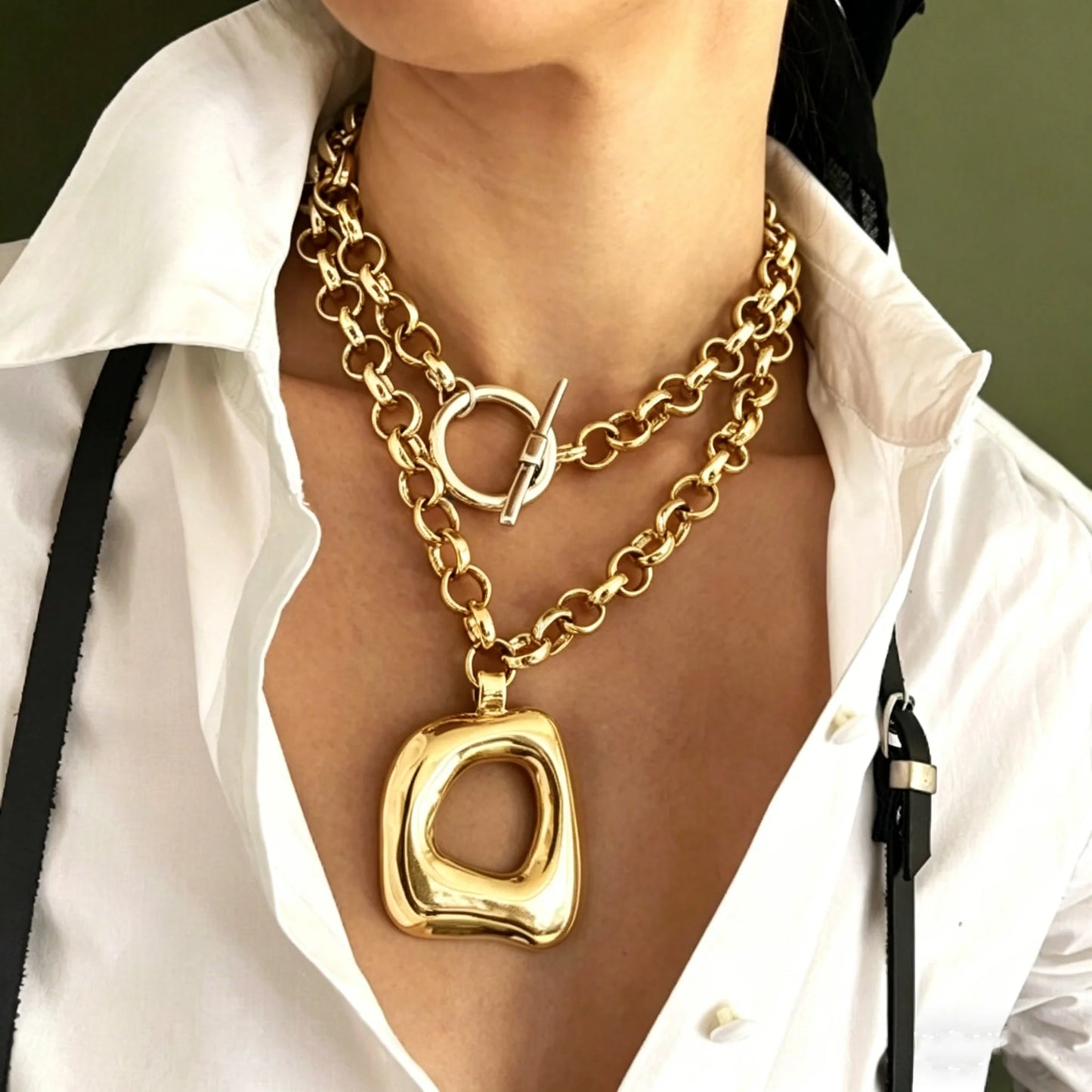 Women's Chunky Hollow Square Pendant Necklace | Gold Retro Geometry Toggle Chain