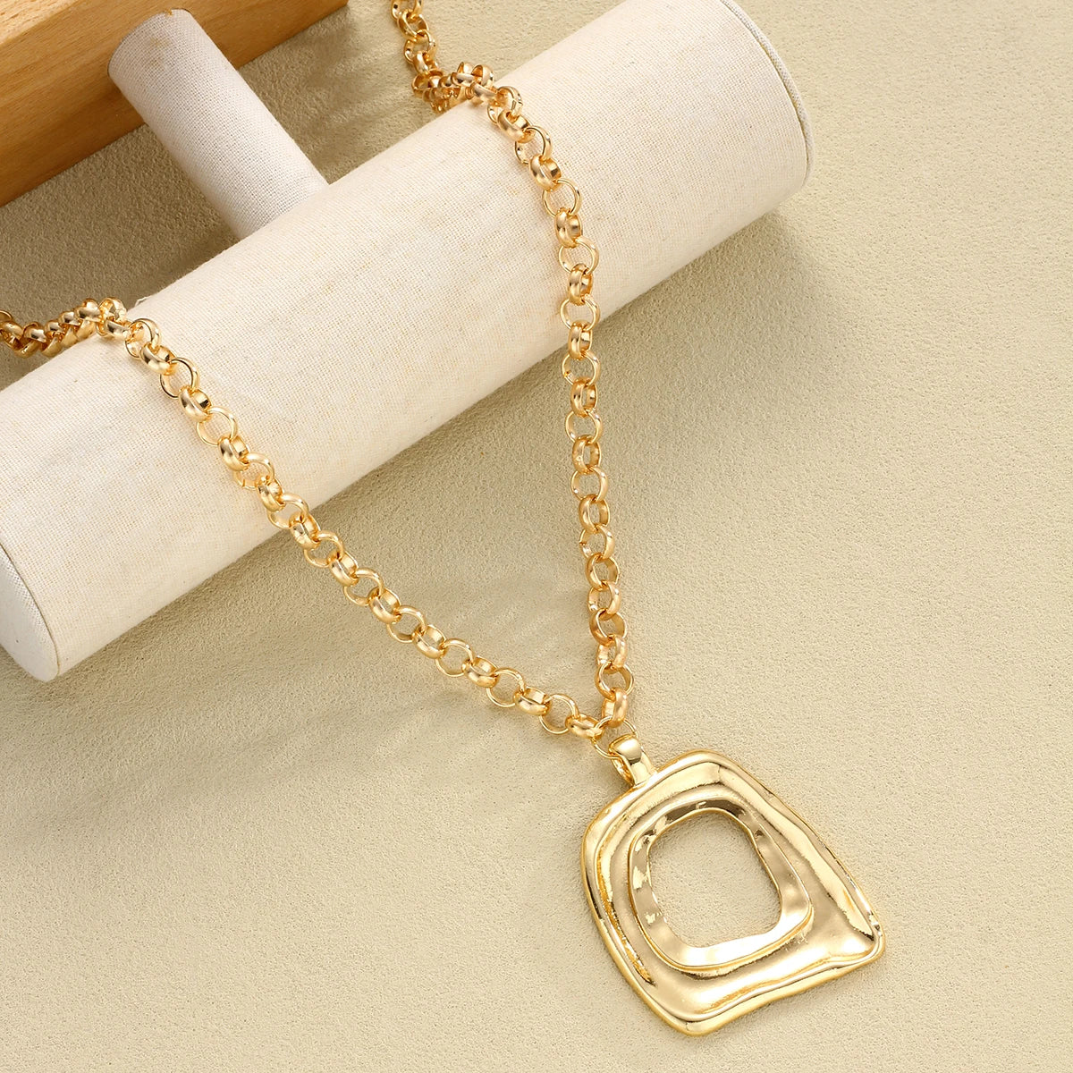 Women's Chunky Hollow Square Pendant Necklace | Gold Retro Geometry Toggle Chain